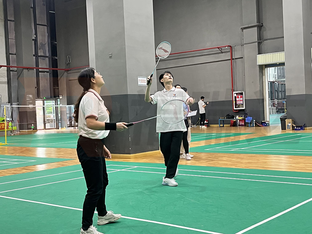 羽毛球友谊赛比赛中