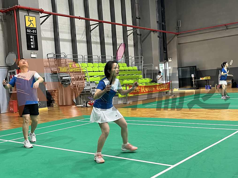 羽毛球友谊赛比赛中