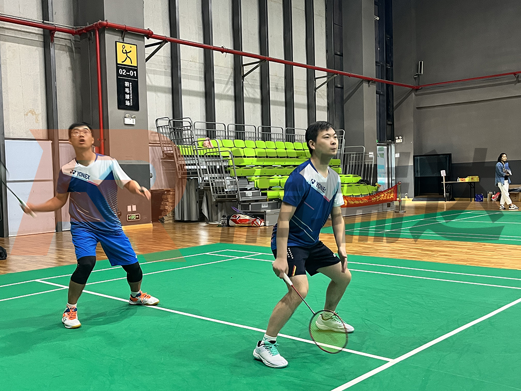 羽毛球友谊赛比赛中