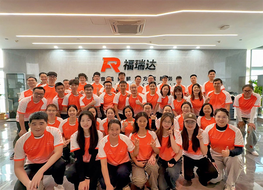 研发与营销中心人员合影